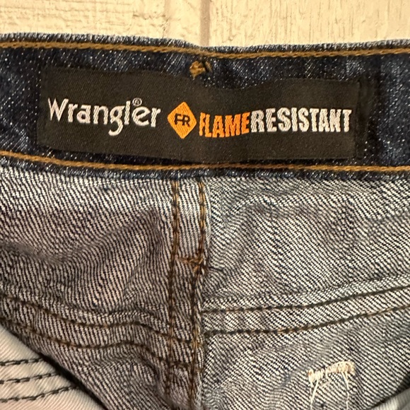 Women’s Wrangler Flame Resistant Jeans. - Picture 6 of 8